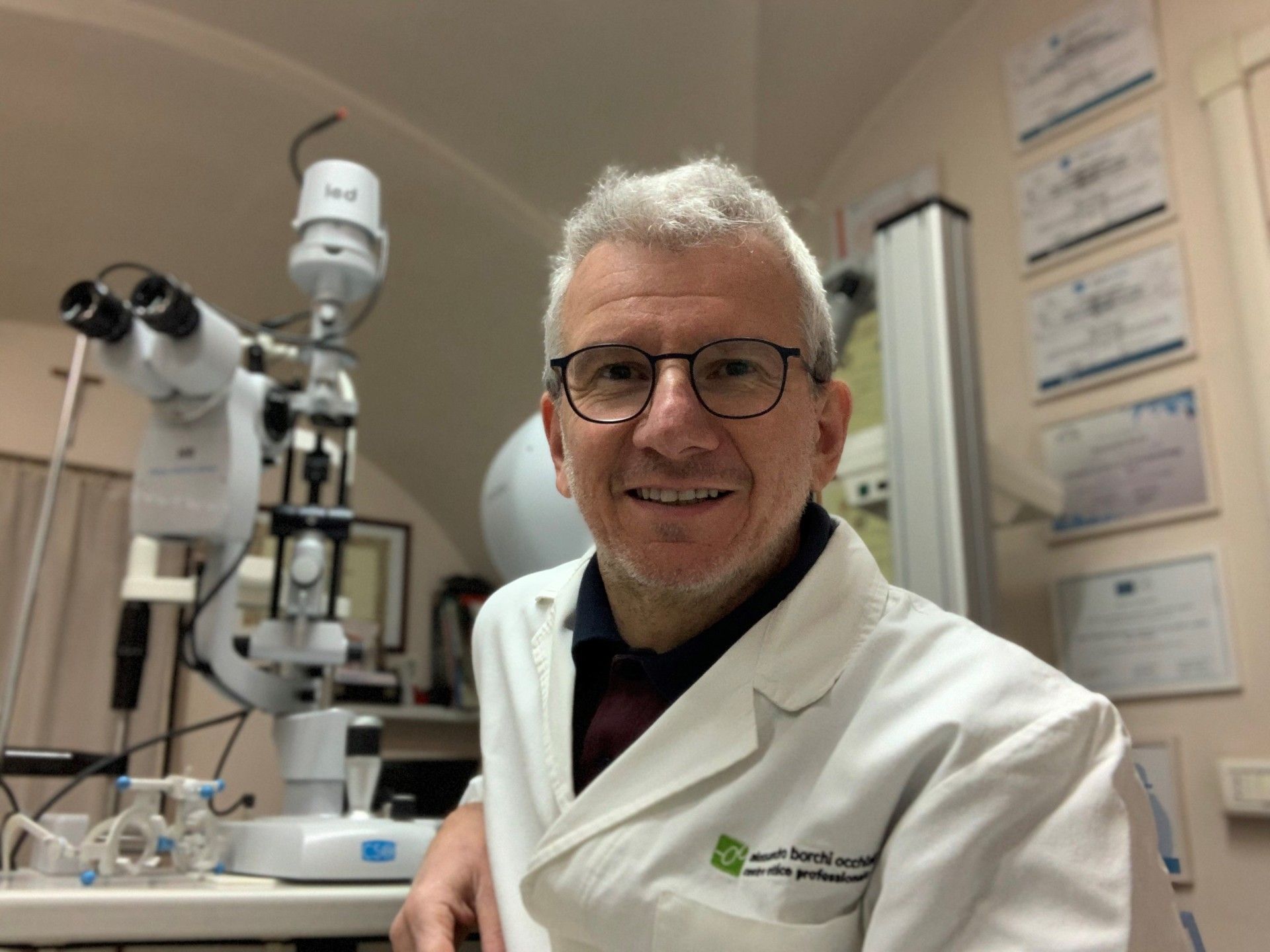 Alessandro Borchi, ottico optometrista, nel laboratorio del centro ottico